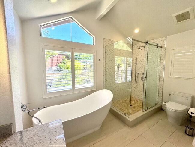 Building Photo - Bright 4 Bedroom San Jose Home With Tall Ceilings