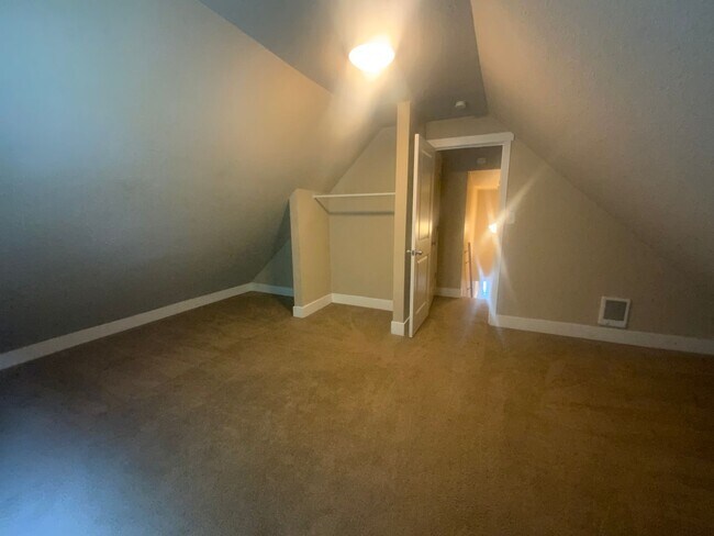 Building Photo - Newly Remodeled Tacoma Gem - Modern Comfor...