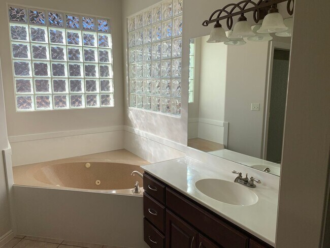 Building Photo - Beautiful 4 Bedroom 2 Bathroom Home