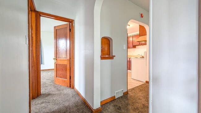 Building Photo - 704 Hickory St