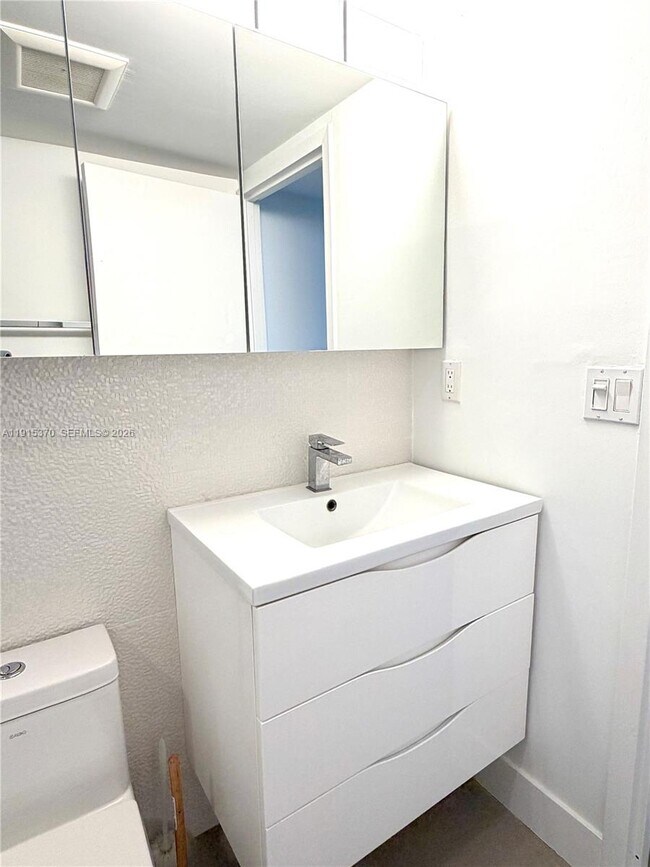 Building Photo - 555 NE 15th St