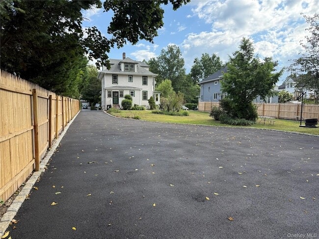 Building Photo - 27 Dosoris Way