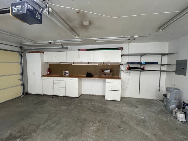 Building Photo - Remodeled and Comfortable Townhome