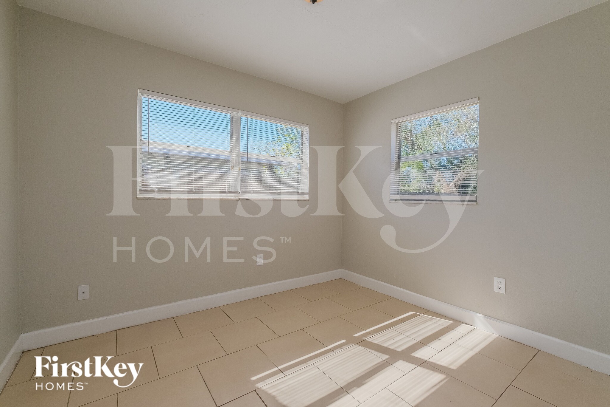 Building Photo - 10910 N 15th St