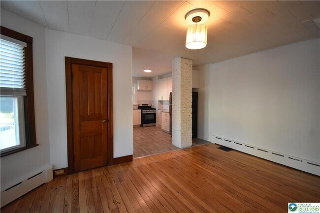 Building Photo - 204 N 9th St