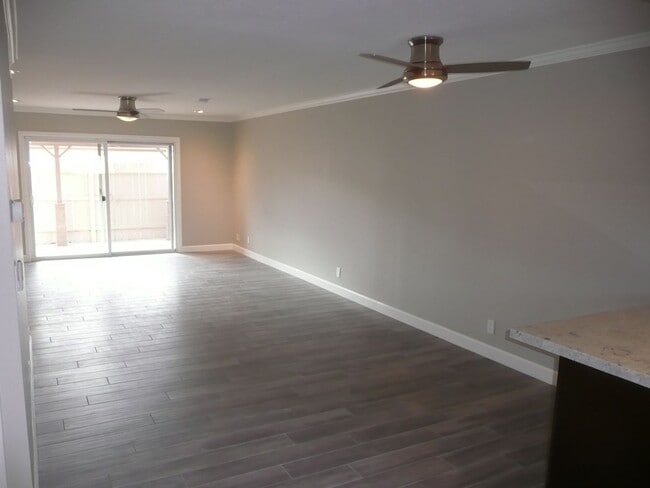 Building Photo - Great 2 bed/2bath in Tustin Villas