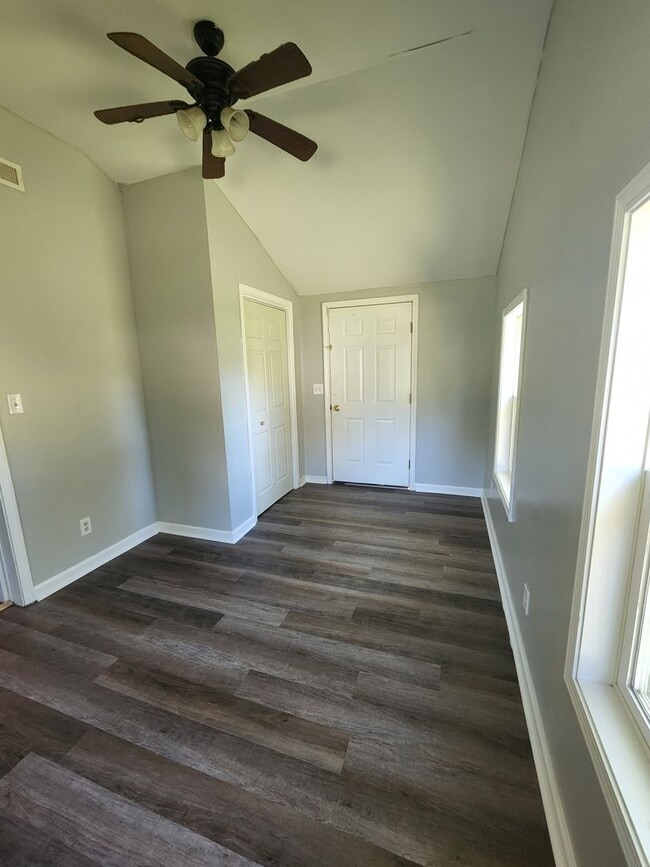 Building Photo - Newly Updated Spacious Three Bedroom with Bonus room- Single Family Near S. Keystone & Murry St