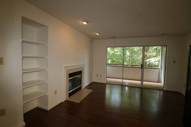 Building Photo - Sunny & Private 2bd/2ba w/Balcony, w/d in-...