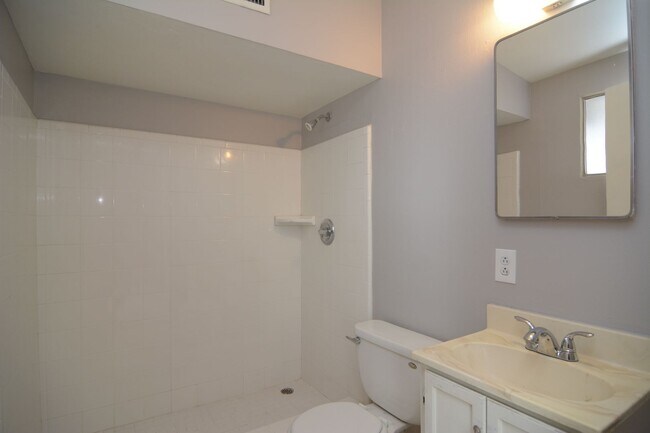 Building Photo - Remodeled 3 Bedroom 2 Bath House! Central/...