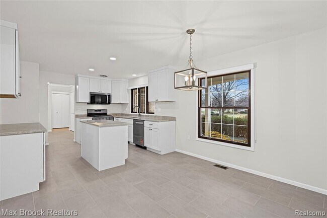 Building Photo - 28977 Lake Park Dr