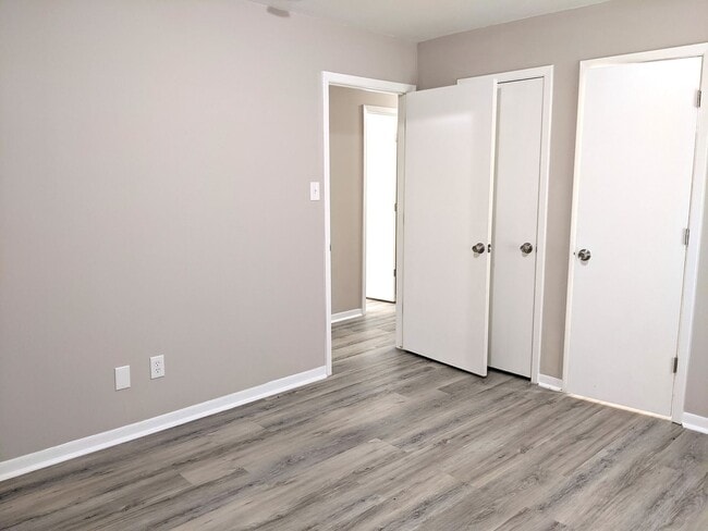 Building Photo - August 2026 Move In! Remodeled 3 Bed, 2 Ba...