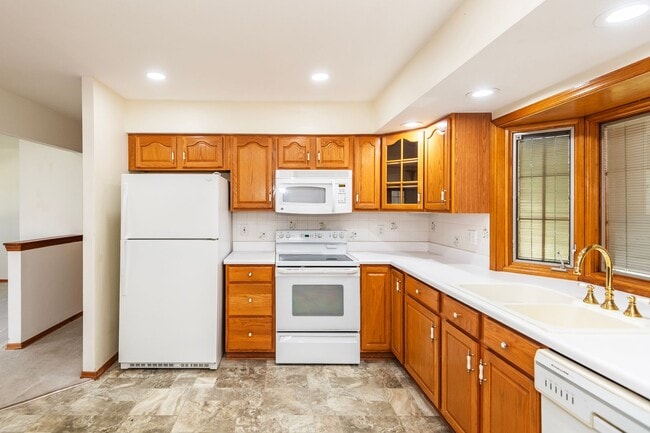 Building Photo - Lovely 3 Bedroom 1 Bathroom Home