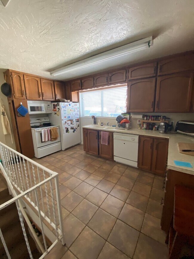Building Photo - 1374 Maple Dr