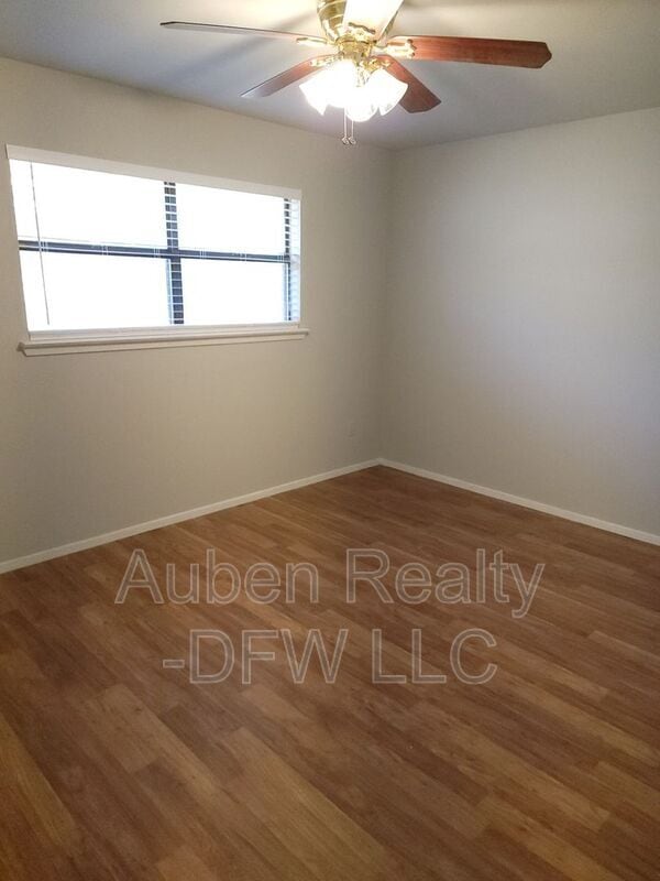 Building Photo - 1106 Suburban Dr