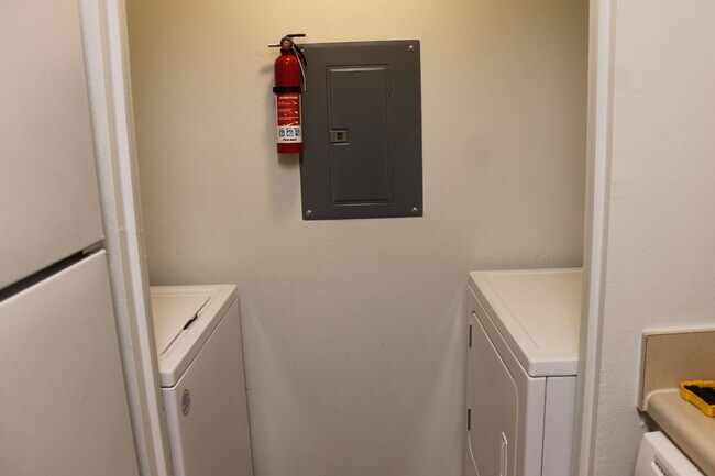 Building Photo - Updated Apartment in Plantation Point