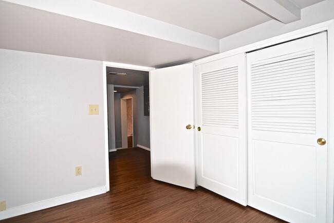 Building Photo - Lake Forest Park Four Bedroom
