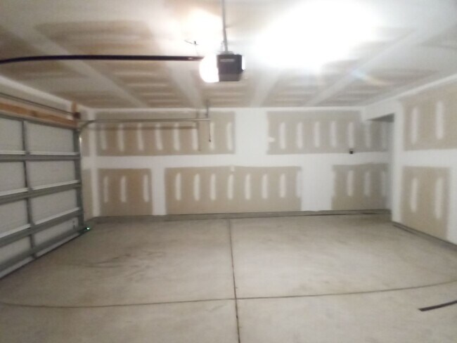 Building Photo - 70 Parkwood Ct