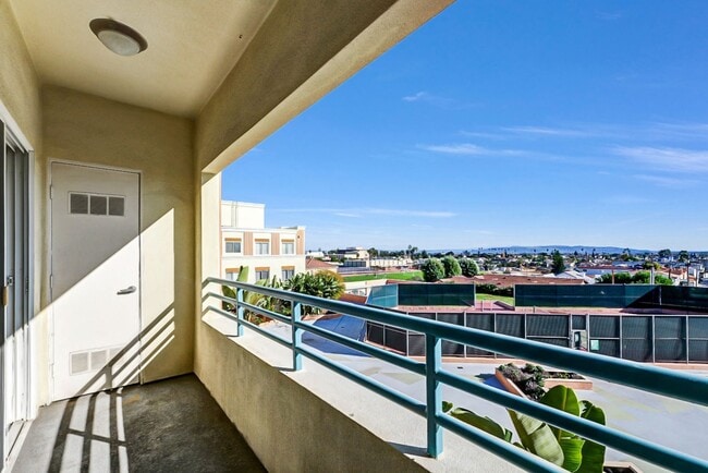 Building Photo - Luxurious Modern Condo in Alhambra ? Move-In Special: Get 2 Weeks Free