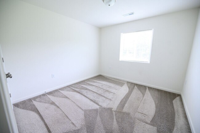 Building Photo - Like new construction 2 story home 4 bedro...