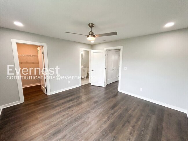 Building Photo - Limited Time Special Offer / 2 Bed/2.5 Bath Townhome with Off-Street Parking / Pet-Friendly / Ava...