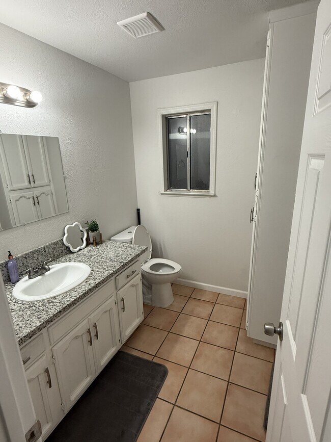 Building Photo - 4610 W Feemster Ave