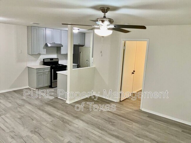 Building Photo - 417-418 Parkhill Cv