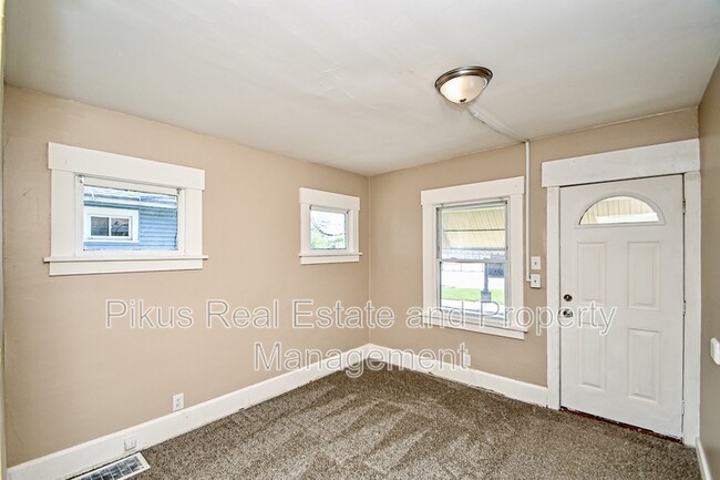 Building Photo - 1328 Struble Ave NE