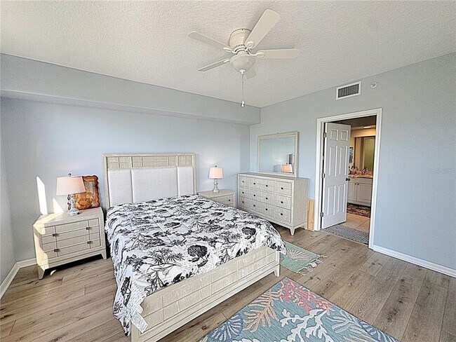 Building Photo - 1200 Country Club Dr