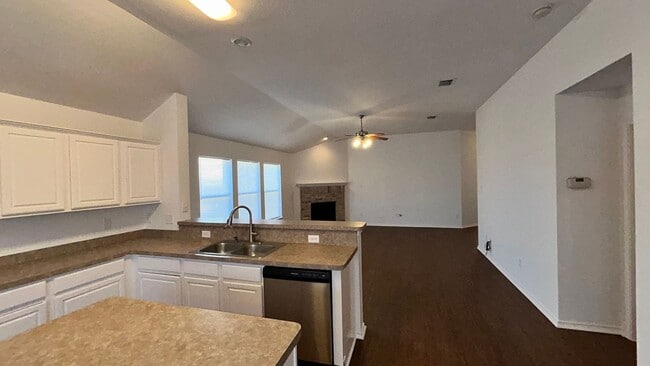 Building Photo - Move-in Ready Open Layout with a Huge Yard!