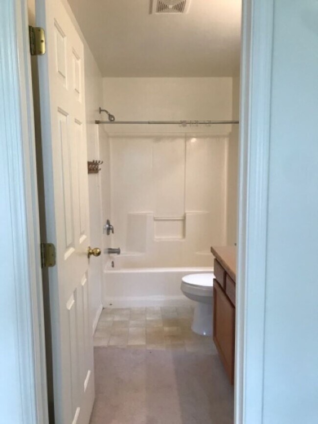 Building Photo - 555 Parkwood Dr