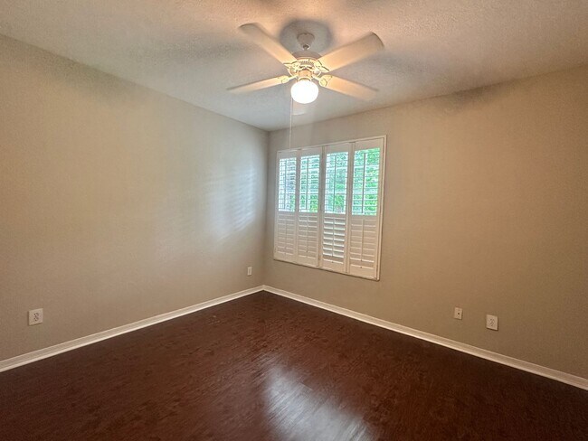 Building Photo - 13700 Richmond Park Dr N