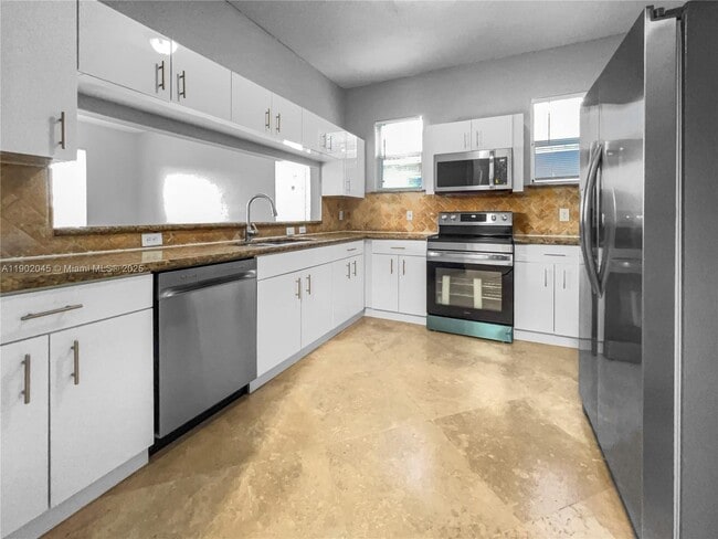 Building Photo - 1736 NE 9th Dr