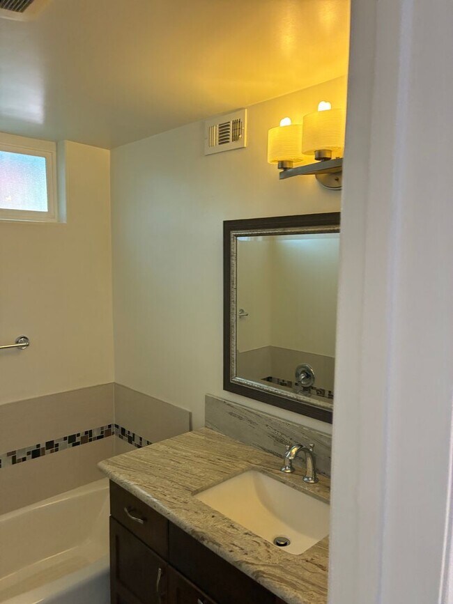 Building Photo - BEAUTIFUL 3 BED 2.5 BATHROOM!!!