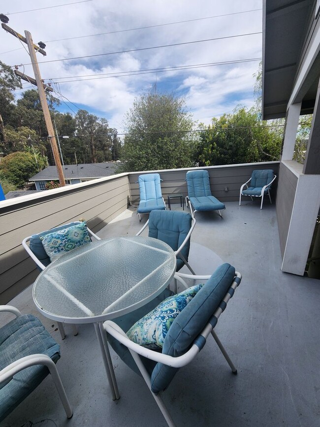 Building Photo - Beautiful Updated Unfurnished Apartment- All Utilities Included!