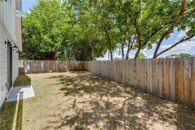 Building Photo - 8411 Bowling Green Dr