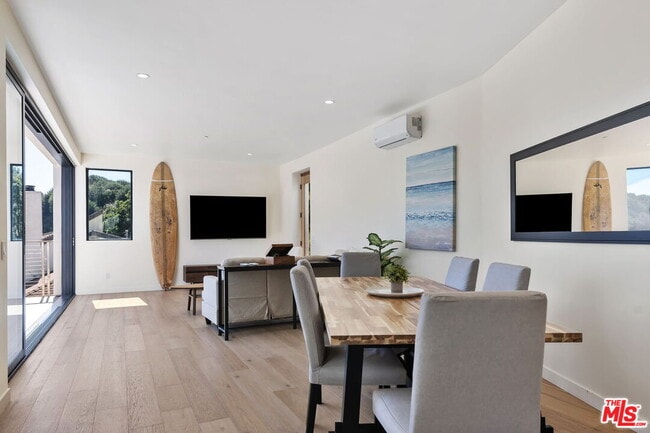 Building Photo - 3843 Rambla Pacifico St