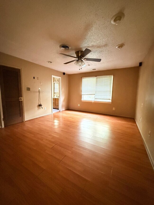 Building Photo - 4 Bed / 2 Bath Spacious Home – Perfect for Families or Roommates