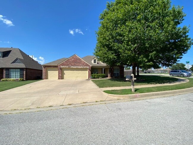 Building Photo - 3 Bed, 2 Bath + Office | Jenks, OK | $2200...
