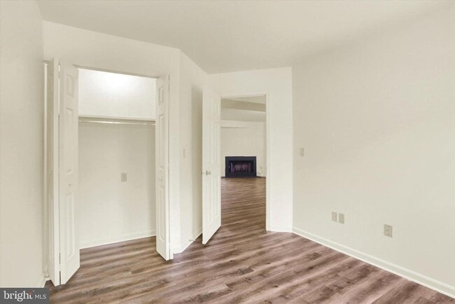 Building Photo - 903 Cambridge Ct