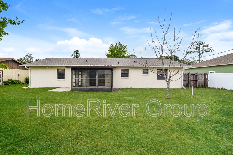 Building Photo - 2811 Queen Palm Dr