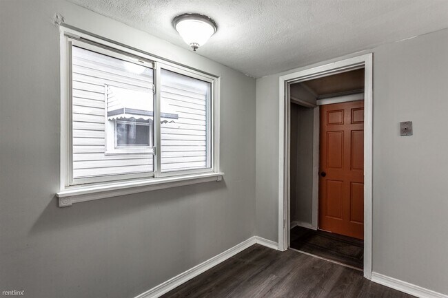 Building Photo - 2 br, 1 bath House - 2320 Hoyt Ave