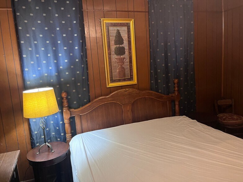 Building Photo - 1528 W Florida St