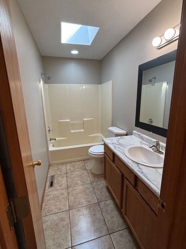 Building Photo - 2 Bed 2 Bath 2 Car Garage Duplex