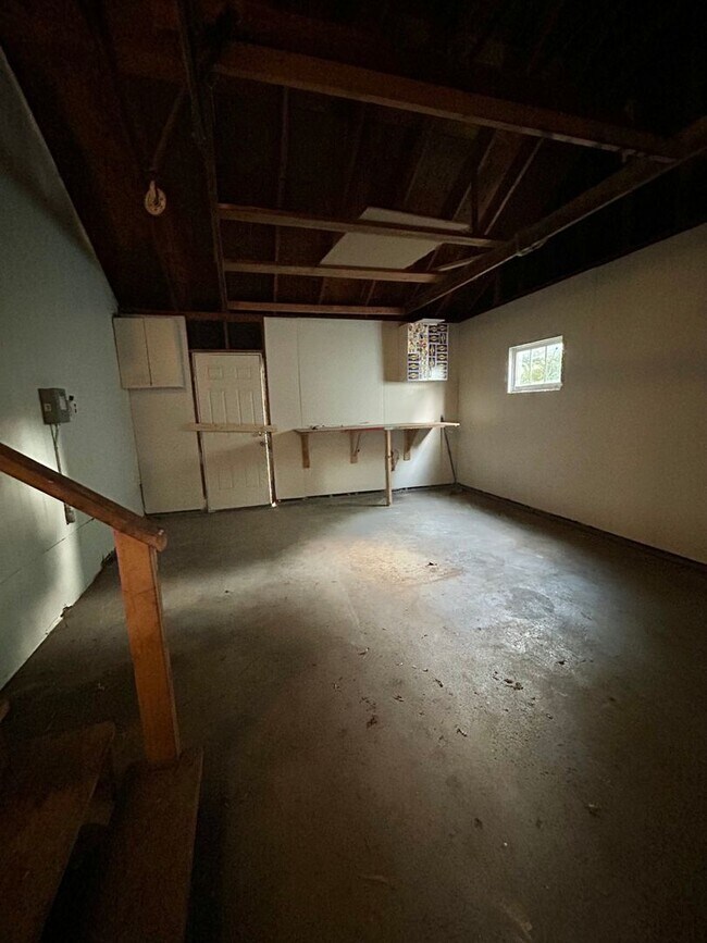 Building Photo - Lovely Home! Spacious home! Large front & back yard! Garage!