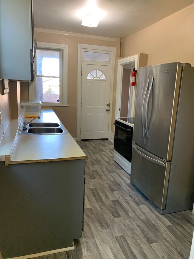 Building Photo - Large 3 Bedroom, 1.5 bath House