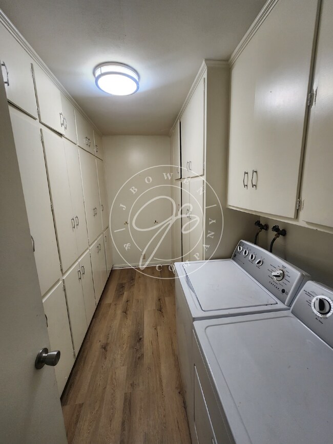 Building Photo - Charming 2-Bed, 2-Bath Condo with many upd...