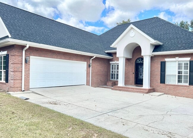 Building Photo - Charming 3 Bedroom , 2 Bath Country Home with Lake Views