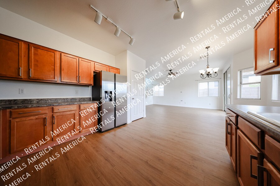 Building Photo - 1295 E Leaf Rd