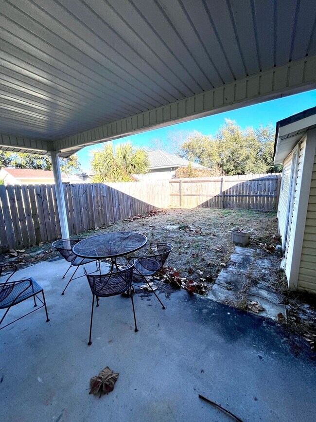 Building Photo - Poinsettia