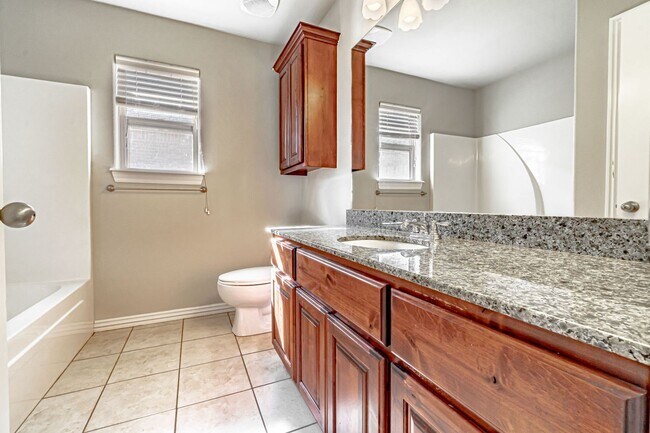 Building Photo - Centerton Family Home!